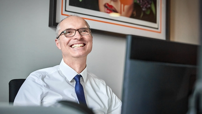 Person arbeitet am PC-Arbeitsplatz