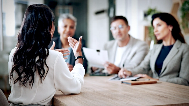 Eine Besprechung mit vier Personen