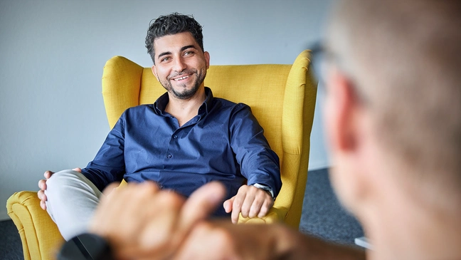 Roberto Santovito in einem gelben Sessel im Interview