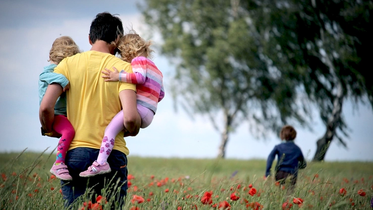 Mann mit drei Kindern