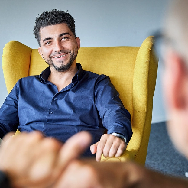 Roberto Santovito in einem gelben Sessel im Interview