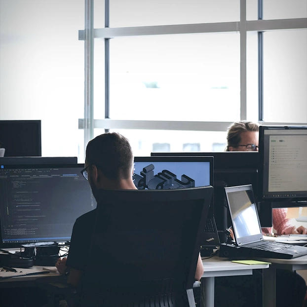 Zwei Personen im Büro die eindeutig ein Entflechtungsprojekt vorantreiben